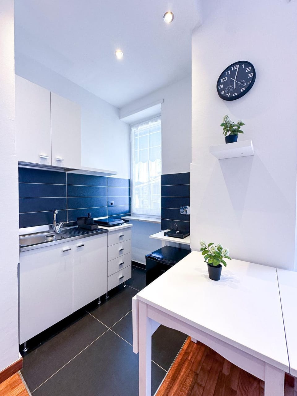 Kitchen or kitchenette, Dining area, minibar, stove