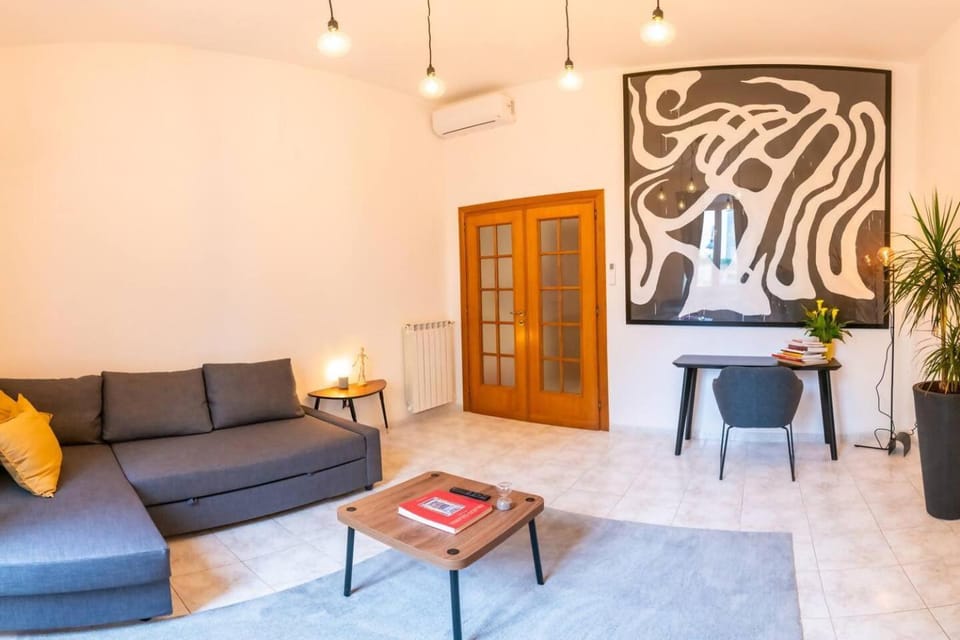 Book & Art Holiday House Apartment in Ostia
