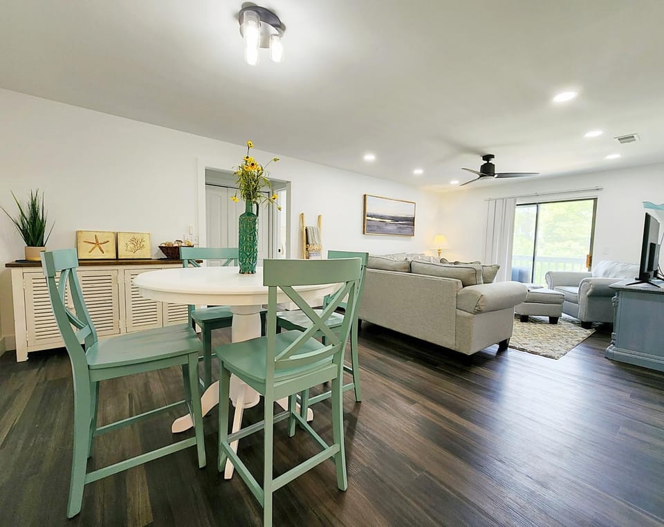 TV and multimedia, Living room, Seating area, Dining area