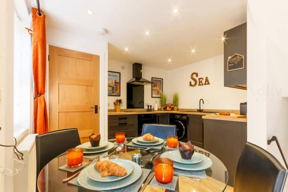 Dining area, kitchen