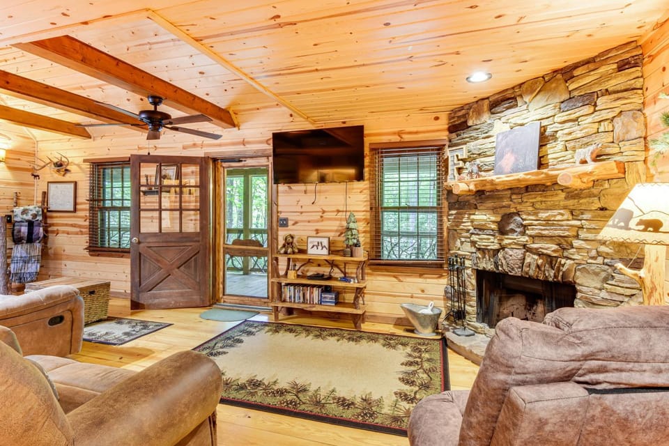 5 Mi to Unicoi State Park & Lake: Hot Tub Haven! House in White County