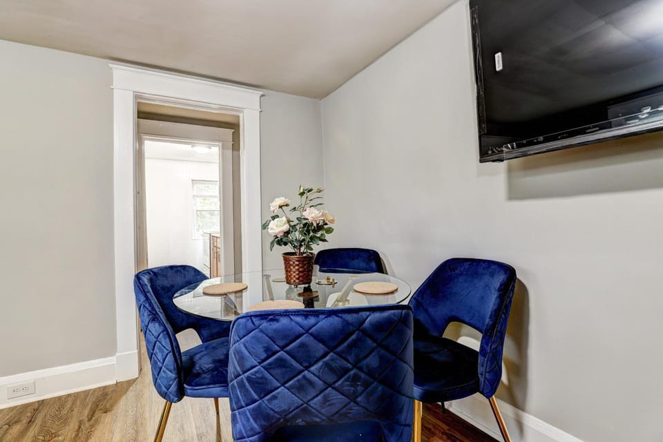 Comfy and Quaint 15m to Downtown Apartment in Woodlawn