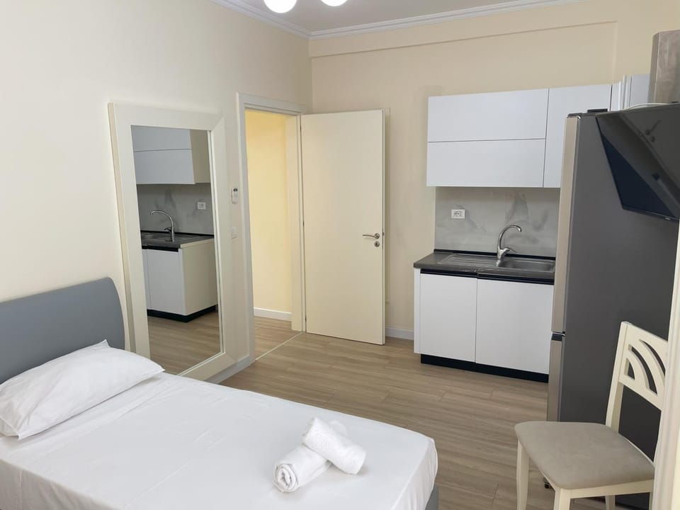 Bed, TV and multimedia, Kitchen or kitchenette, Photo of the whole room, Bedroom, stove, towels, wardrobe