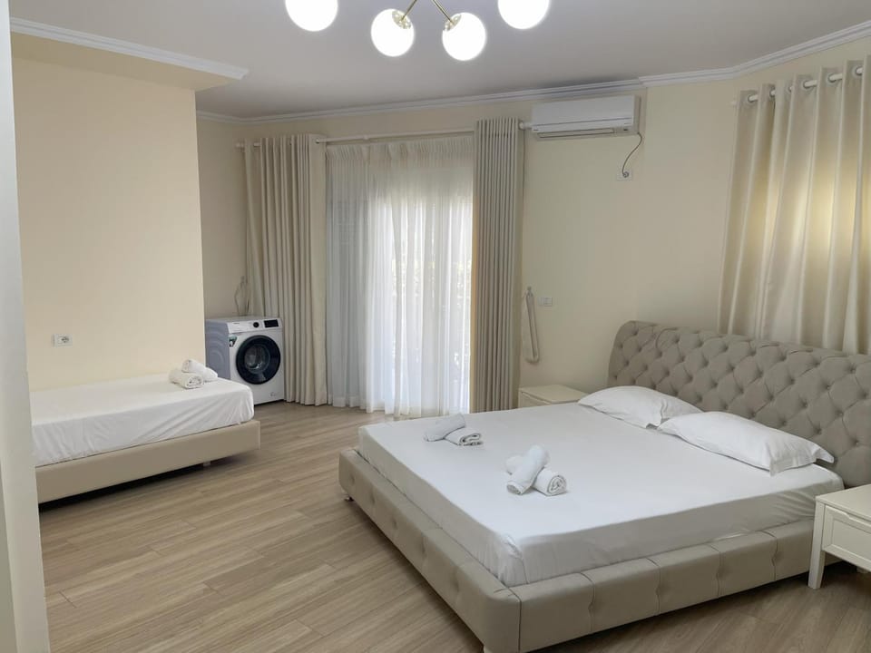 Bed, TV and multimedia, Living room, Photo of the whole room, Seating area, Bedroom, towels, washing machine, air conditioner