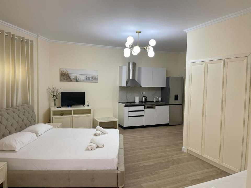 Bed, TV and multimedia, Kitchen or kitchenette, Photo of the whole room, Bedroom, stove, towels, wardrobe