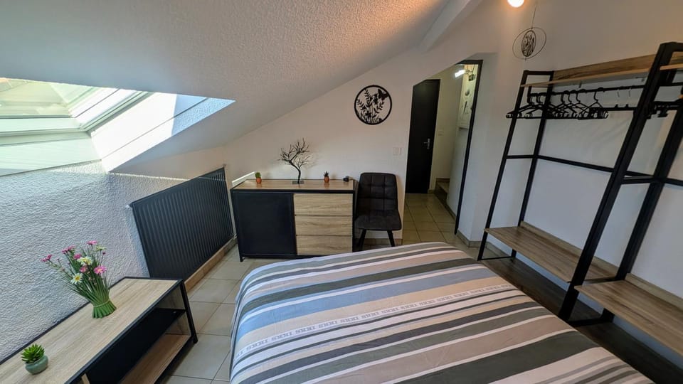 Bed, Photo of the whole room, Bedroom