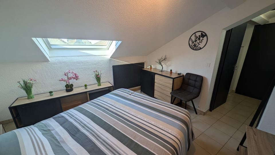 Bed, Photo of the whole room, Bedroom