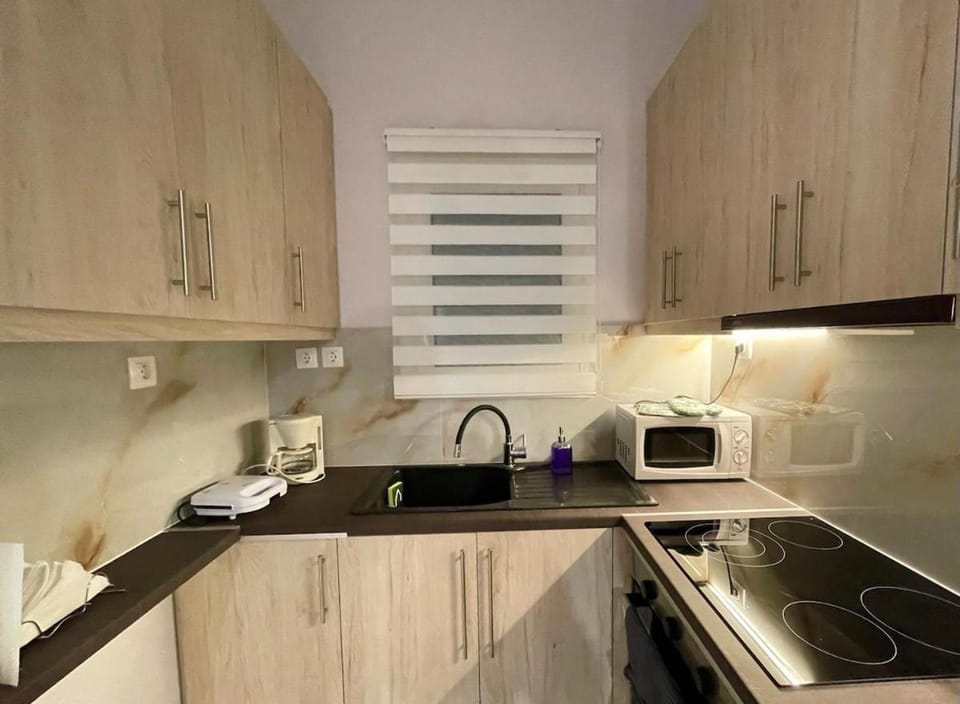 Coffee/tea facilities, Kitchen or kitchenette, stove