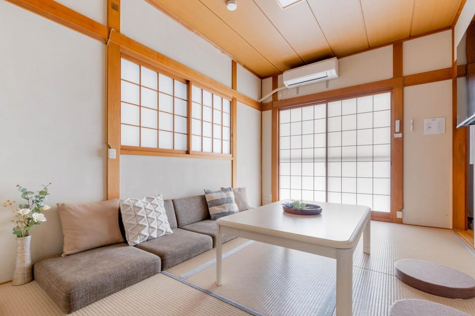 TV and multimedia, Living room, Seating area, air conditioner