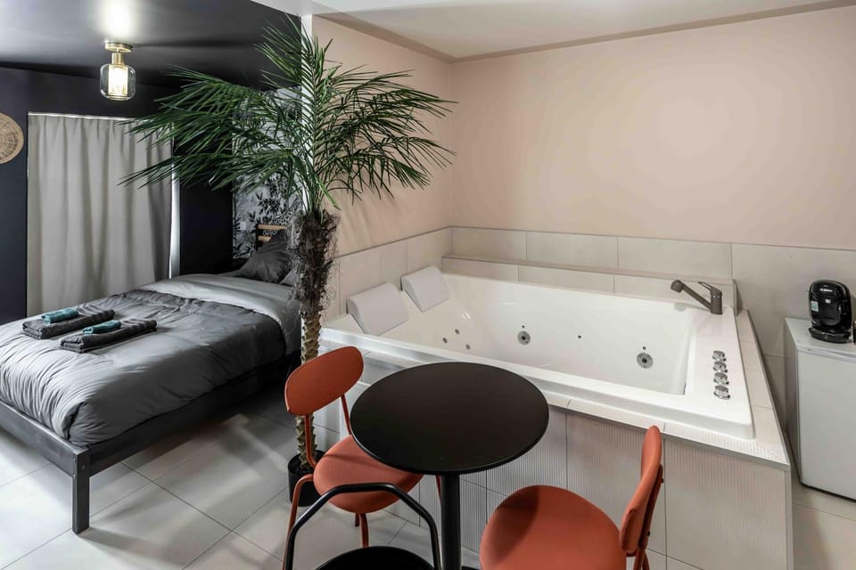Bed, Hot Tub, Bedroom