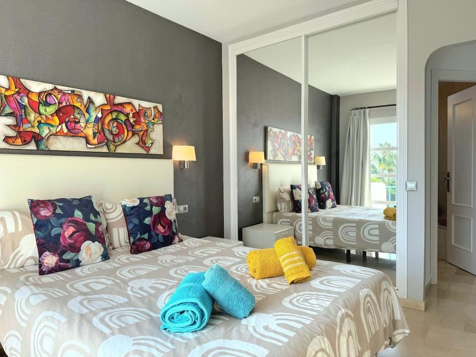 Gran terraza soleada con piscina en Mijas Golf Apartment in Costa del Sol