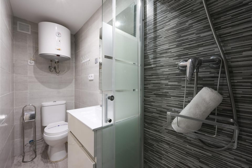 Relaxed City Escape 30' from Central Madrid Apartment in Madrid