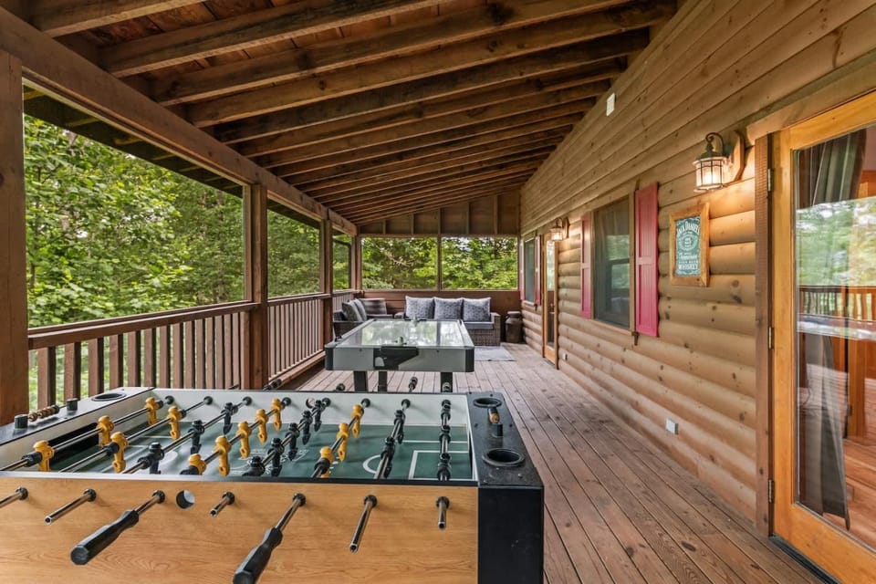 Rustic Cabin in Woods with Hot Tub & Games Cabin in Pigeon Forge