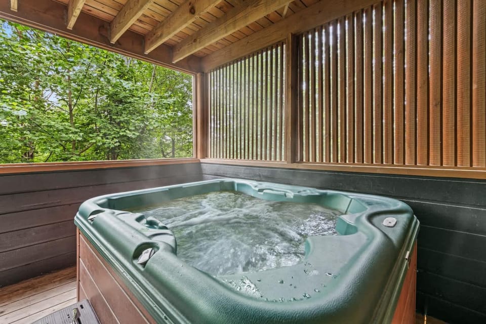 Rustic Cabin in Woods with Hot Tub & Games Cabin in Pigeon Forge