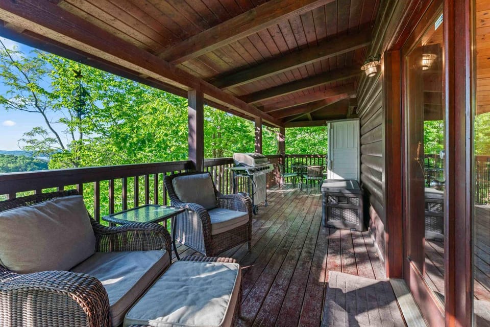 Rustic 3br Cabin Near Lake with Hot Tub Cabin in Sevierville