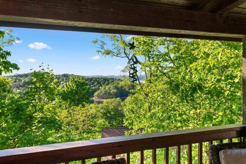 Rustic 3br Cabin Near Lake with Hot Tub Cabin in Sevierville