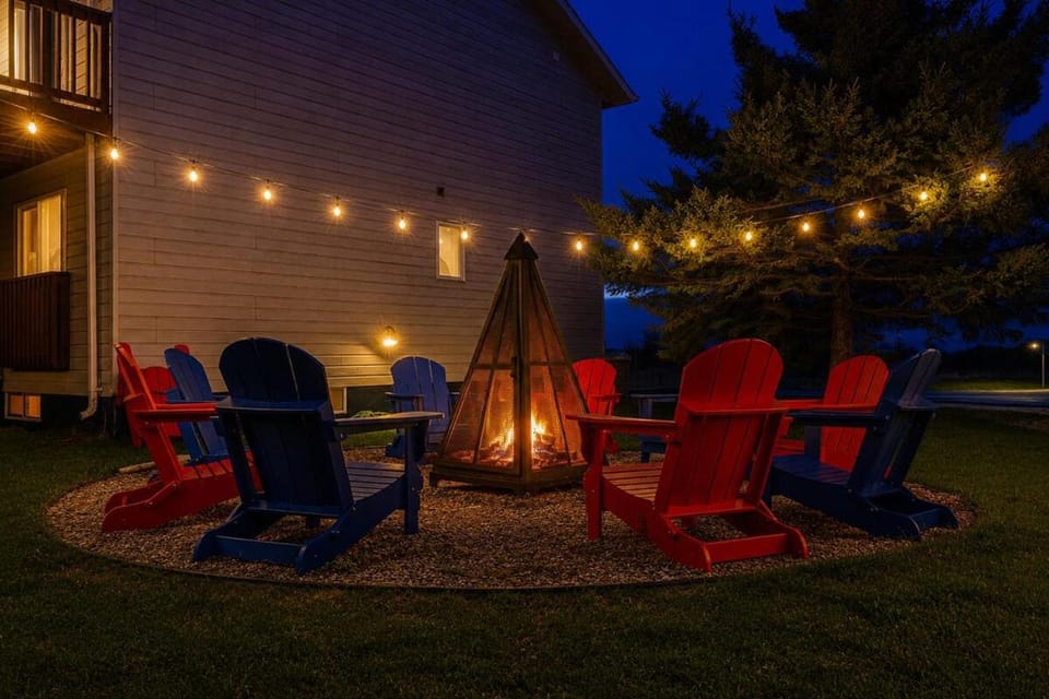 10BR Chalet with Swim Spa Sauna Cinema and Firepit Chalet in Grey Highlands