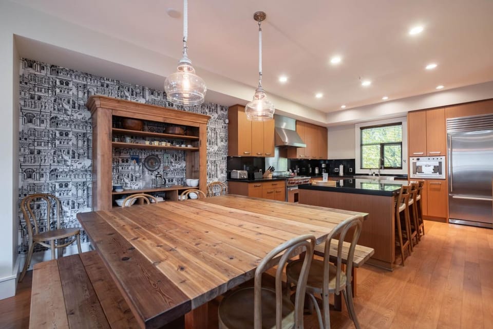 Kitchen or kitchenette, Dining area