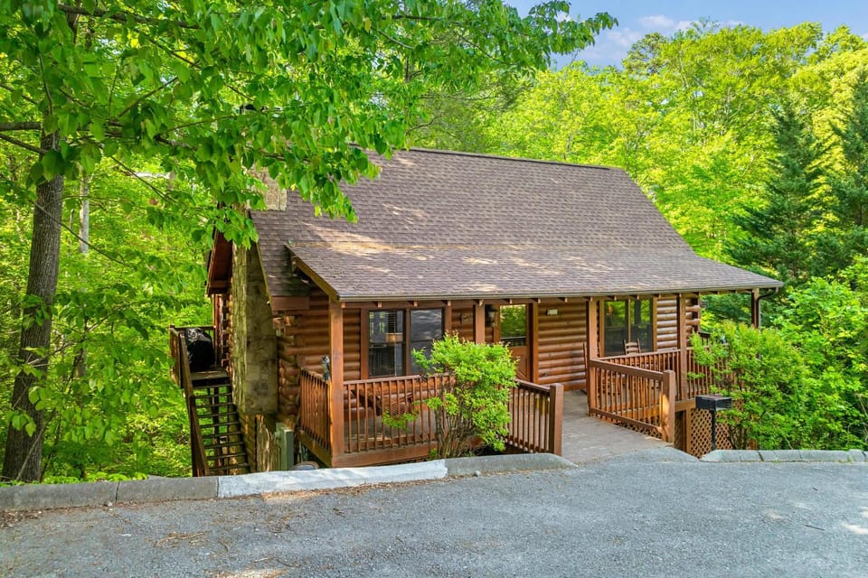 Country Bear Cove - Hot Tub Games & Deck with View House in Pigeon Forge