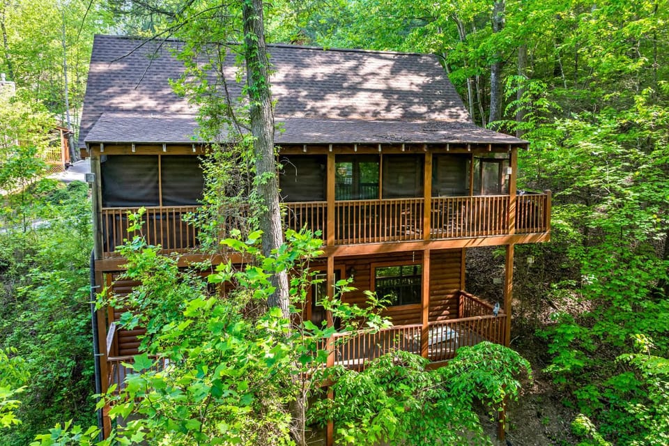 Country Bear Cove - Hot Tub Games & Deck with View House in Pigeon Forge