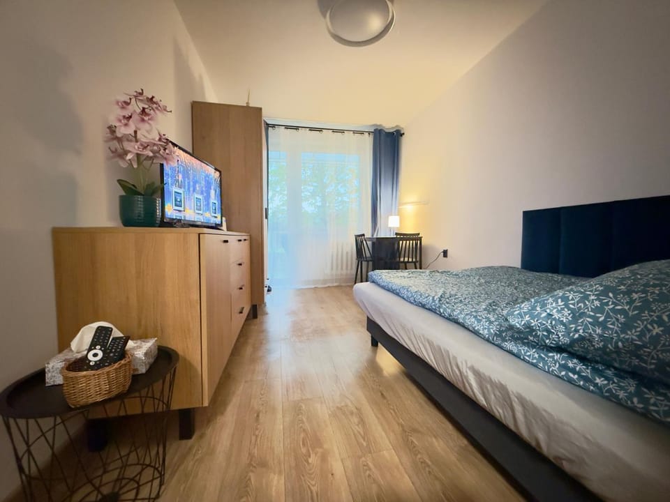 Bed, TV and multimedia, Photo of the whole room, Bedroom, towels
