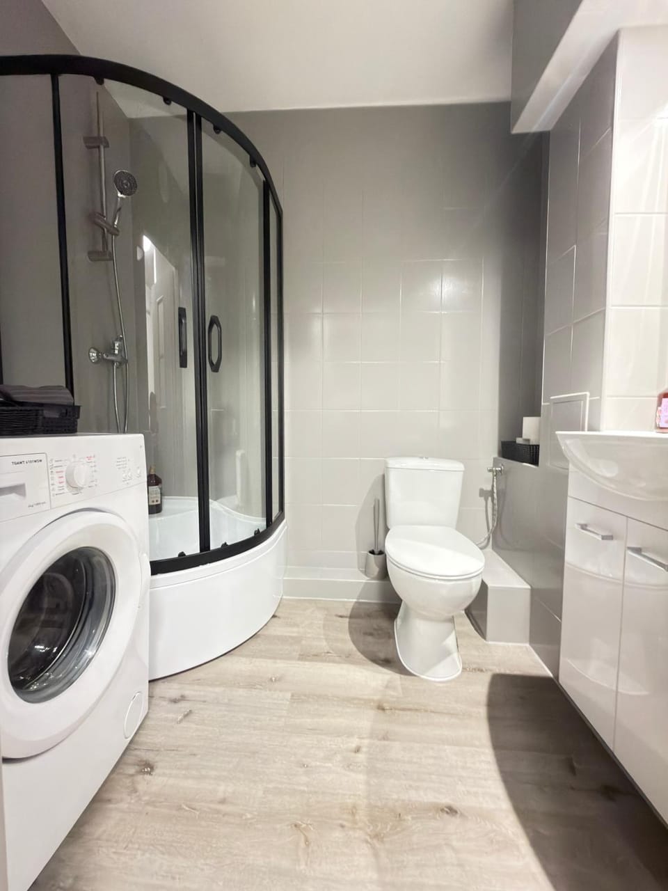 Shower, Toilet, Bathroom, towels, washing machine