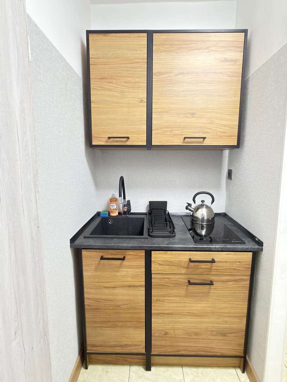 Coffee/tea facilities, Kitchen or kitchenette, stove