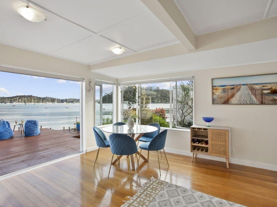 Romantic Waterfront - Russell House in Northland