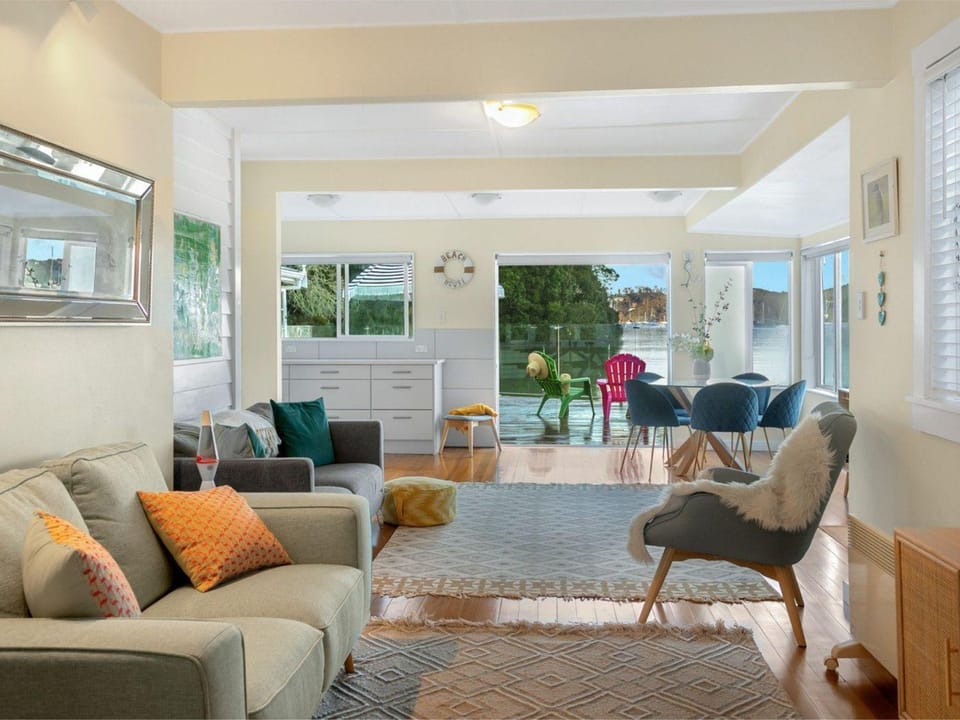 Romantic Waterfront - Russell House in Northland