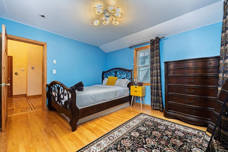 Extremely Spacious Home 10 Mins to The Encore Apartment in Somerville
