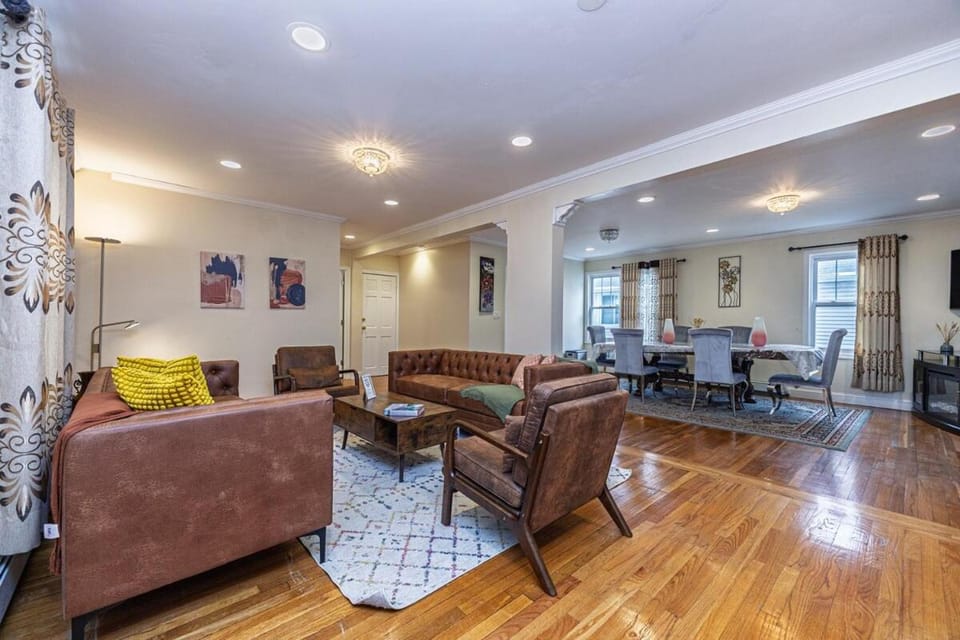 Extremely Spacious Home 10 Mins to The Encore Apartment in Somerville