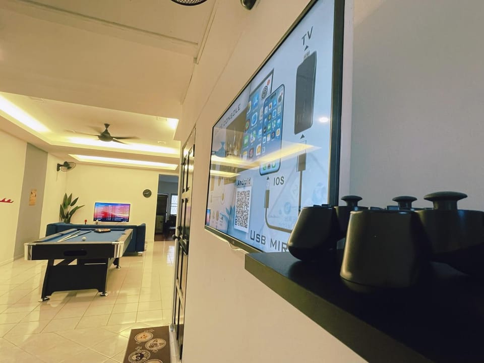 Communal lounge/ TV room, Game Room, TV and multimedia, Living room, Seating area, Evening entertainment