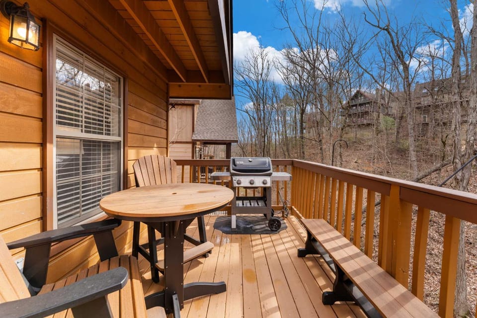 Cabin Stay for 16 Close to Pkwy with Deck & Hot Tub Cabin in Pigeon Forge