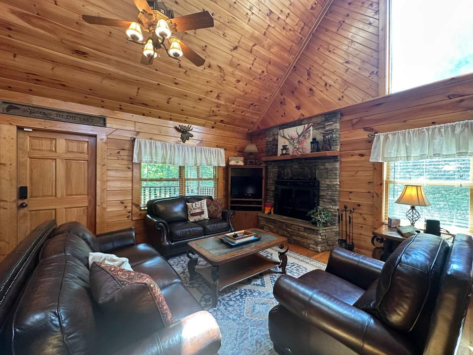 5 BDR for 20 with Hot Tub Pool Table & Lake View House in Douglas Lake