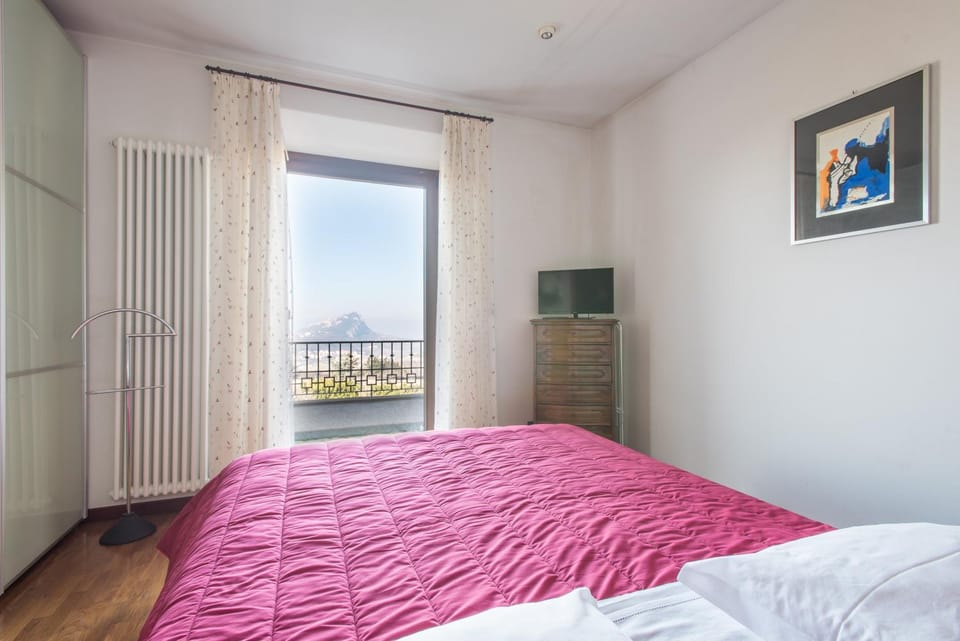 Photo of the whole room, Landmark view
