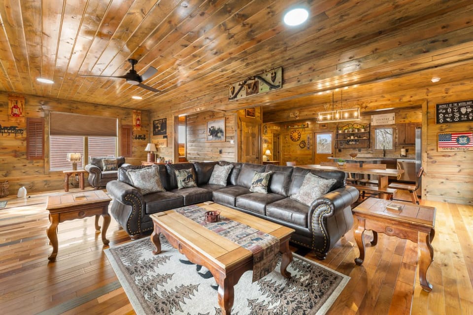 Mountain Retreat with Hot Tub & Games Sleeps 10 House in Sevierville