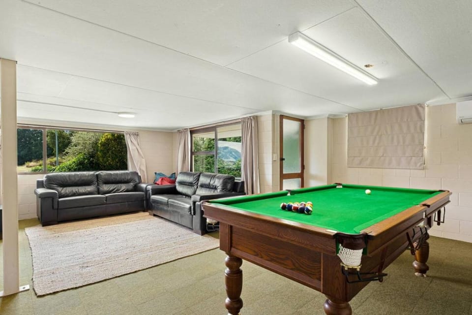 Wanaka Lake view with a Games Room that Sleeps 8 House in Wanaka