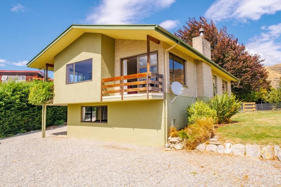 Wanaka Lake view with a Games Room that Sleeps 8 House in Wanaka