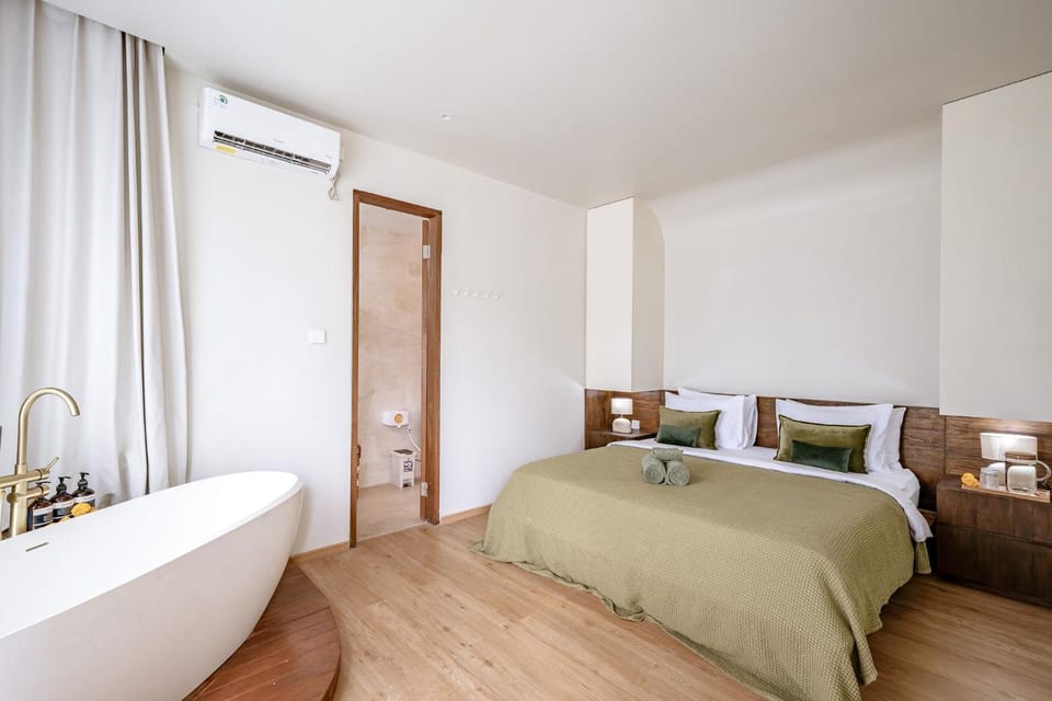 Bed, Bedroom, towels