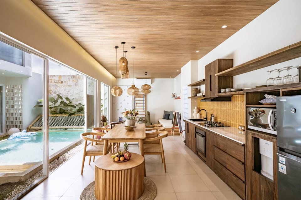Kitchen or kitchenette, Dining area, Pool view, Swimming pool, stove