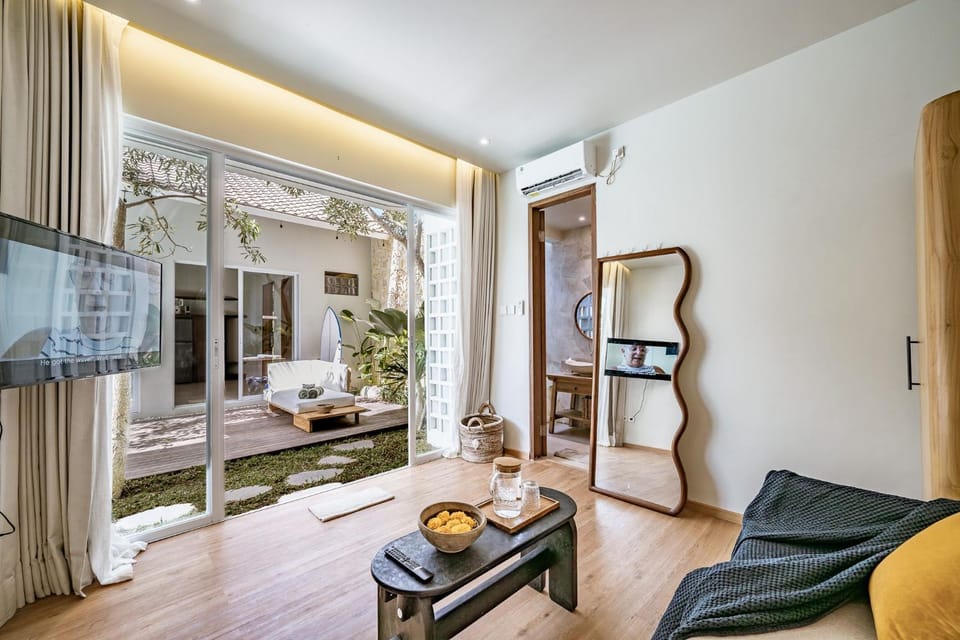 Bed, TV and multimedia, Seating area, Bedroom, air conditioner