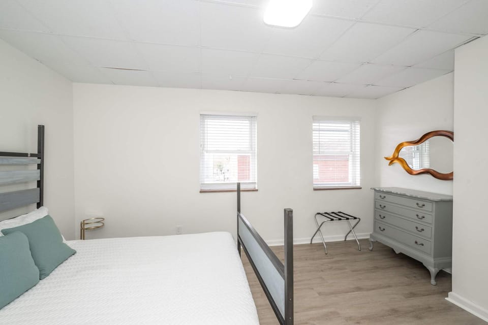 The Grand Elm Suite 1 - Sleeps 4 Apartment in Covington