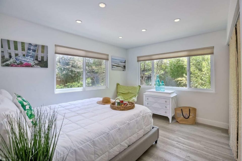 Serene Coastal Home Sleeps 8 - 1 Mile from Beach House in Leucadia