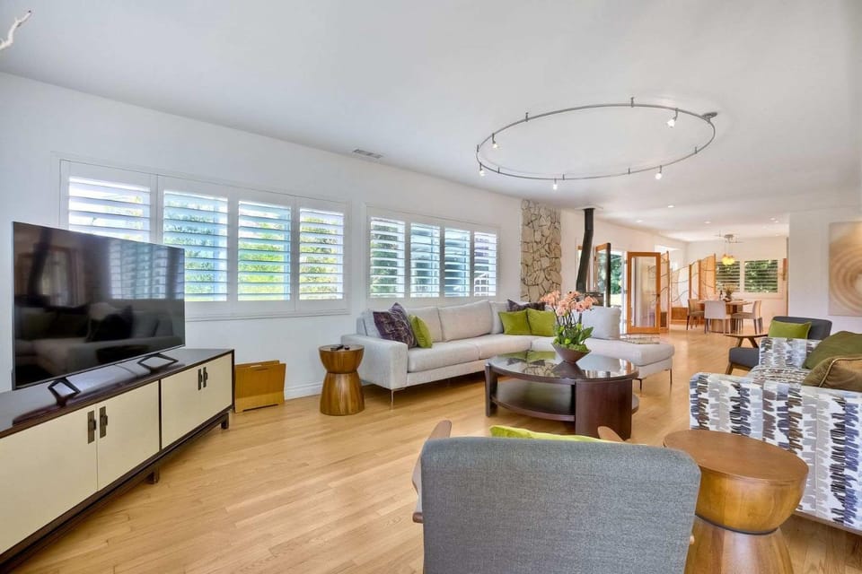 Serene Coastal Home Sleeps 8 - 1 Mile from Beach House in Leucadia