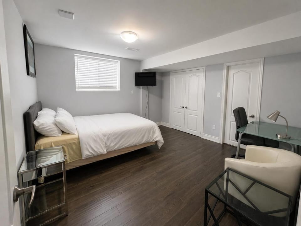 Bed, TV and multimedia, Photo of the whole room, Seating area, Bedroom, wardrobe