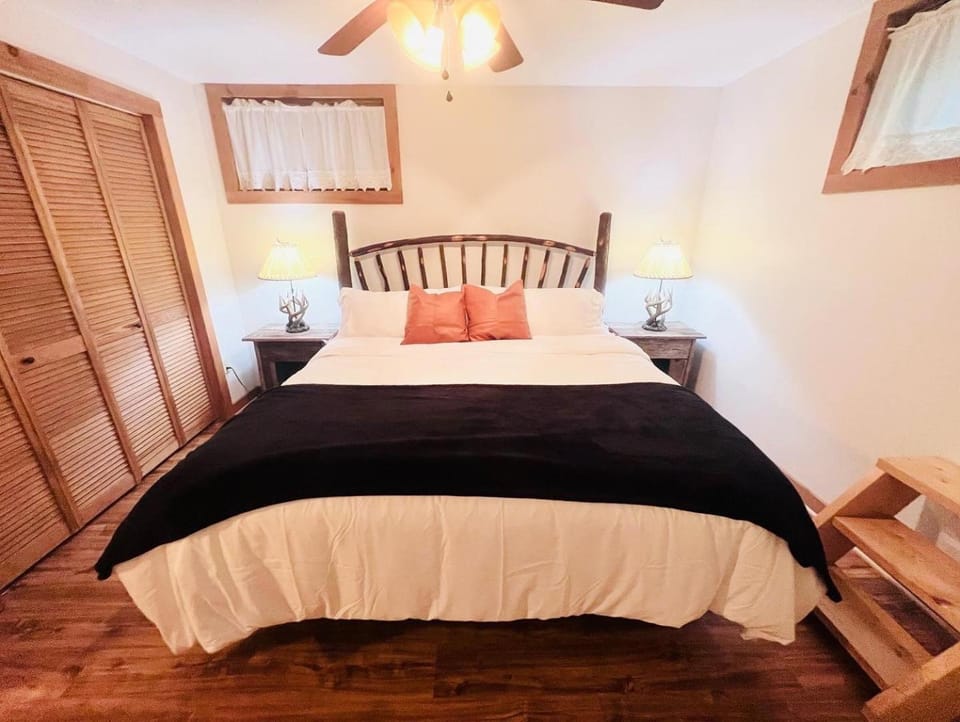 Bed, Photo of the whole room, Bedroom