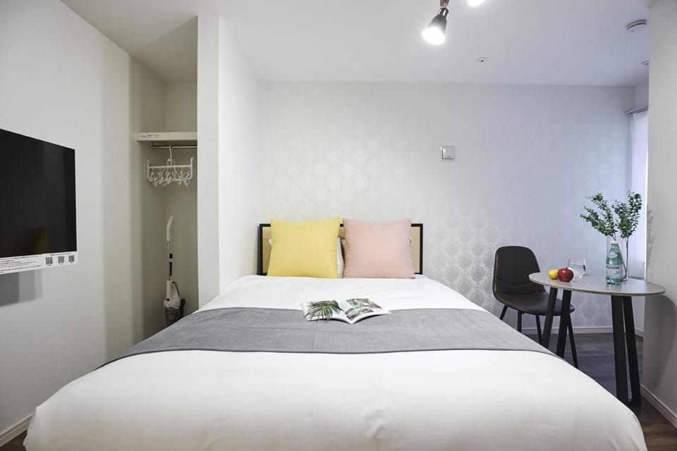 Bed, TV and multimedia, Bedroom
