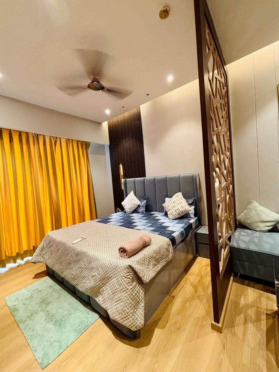 Bed, Bedroom, towels