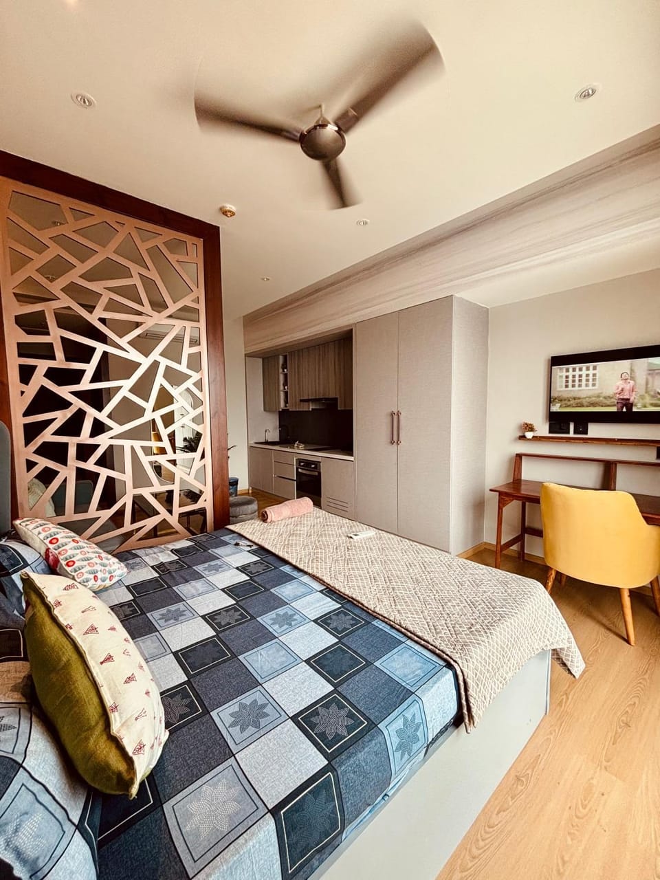 Bed, TV and multimedia, Kitchen or kitchenette, Bedroom