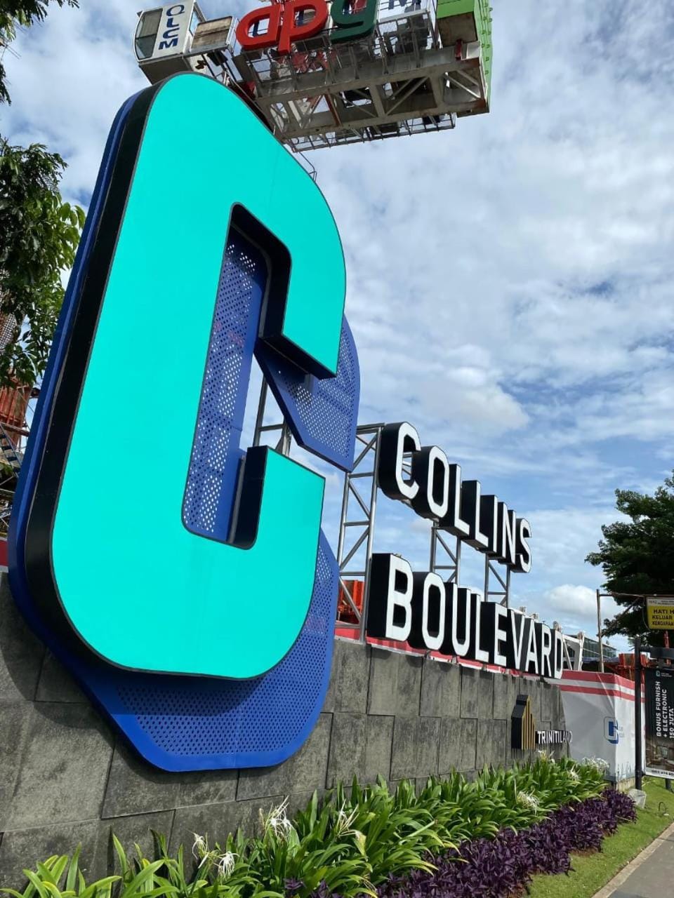 Room Transit Collins Boulevard Apartment in Indonesia